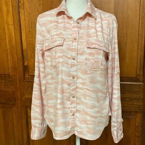 American Eagle Pink Camo Button down Shirt Size Small EUC